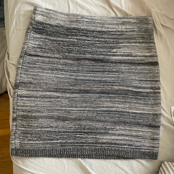 Stretchy, knit, tight, black, tan Loft skirt size0 - Picture 2 of 4